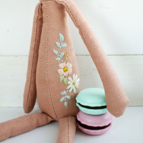 Clover Sweet n’ Sharp Magnetic Macarons Sewing Needle Holder Minder Sharpener - Picture 2 of 2